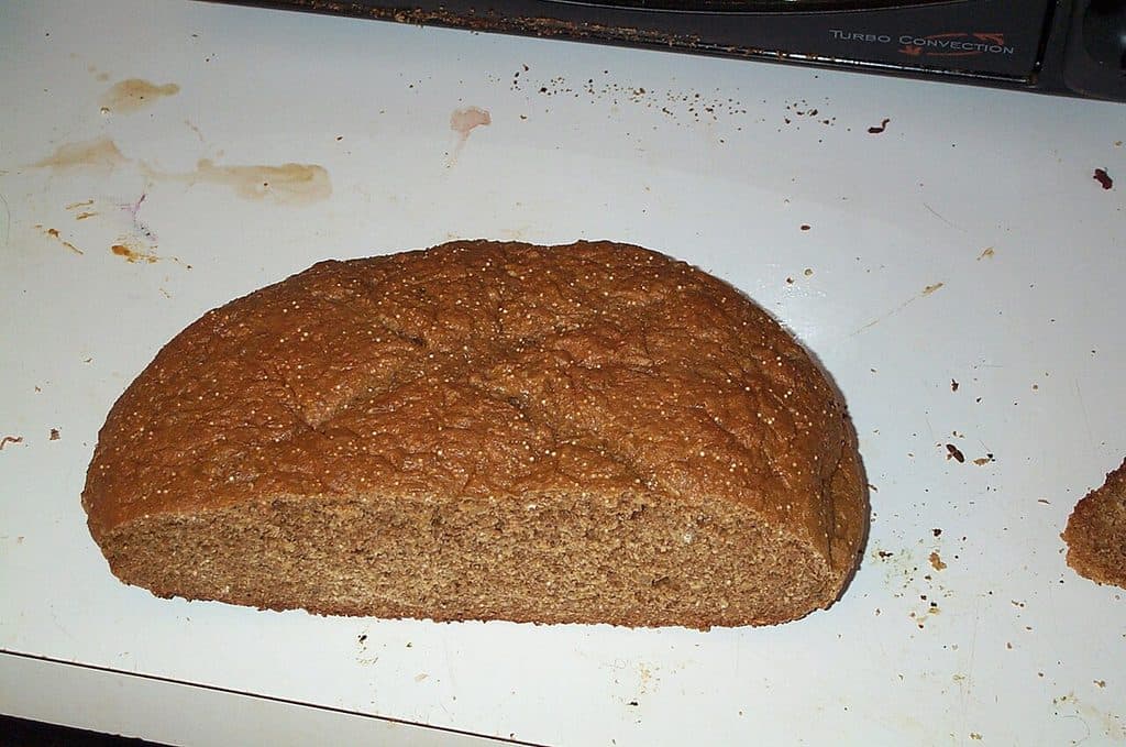 Цельнозерновой хлеб и молочные продукты связали с более низким риском рака кишечника