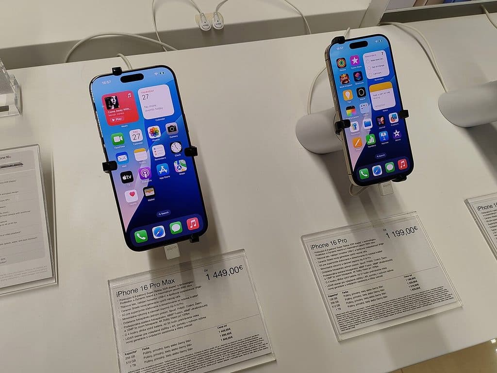 Первый складной iPhone Duo раскупили за минуты: новые заказы — не раньше конца января