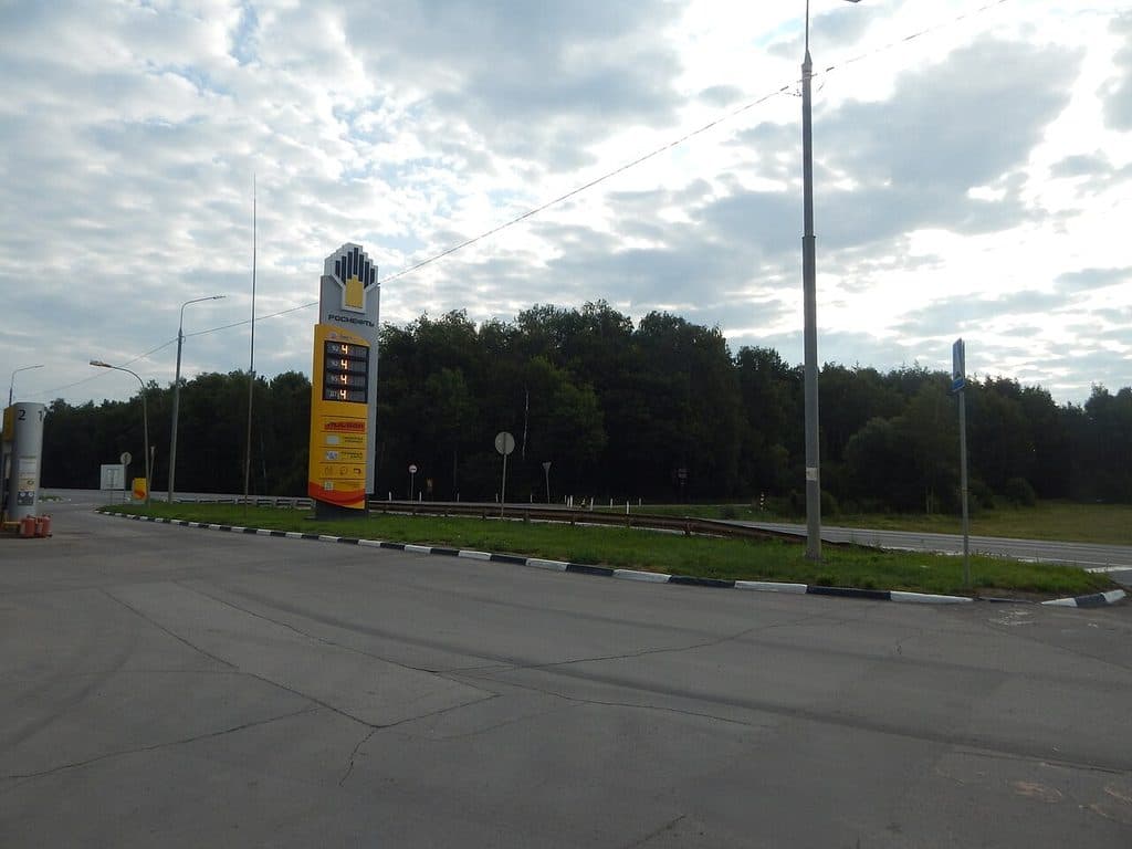 Правительство разрешило засчитывать продажи на АЗС с предельными ценами в биржевой норматив